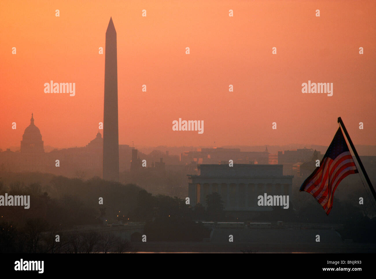 Silhouette Lincoln Memorial, Washington Monument und Kapitol mit amerikanischen Flagge bei Sonnenaufgang in Washington, D.C. Stockfoto