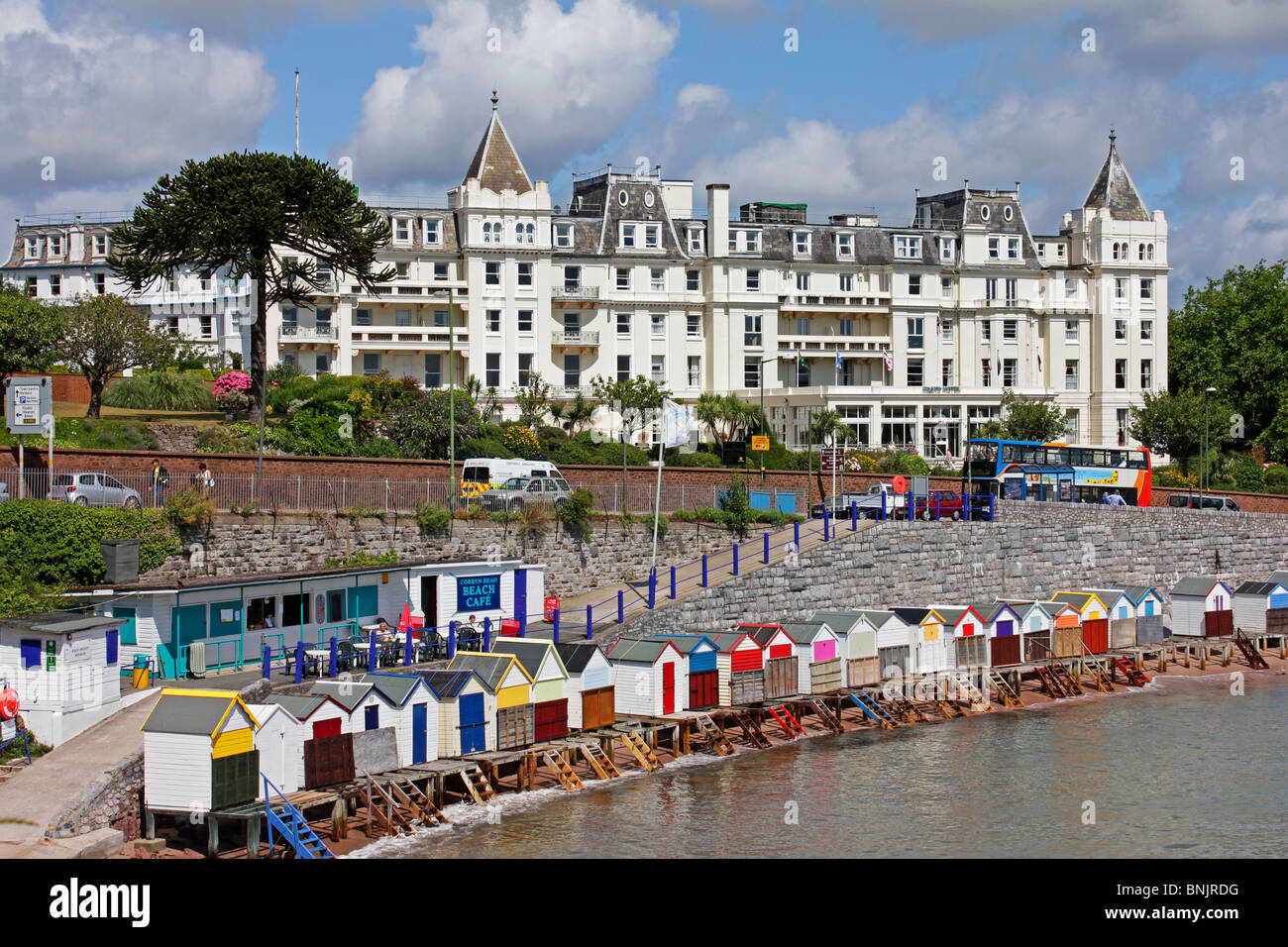 Badehäuschen säumen die Küste unter dem Grand Hotel Torquay Stockfoto