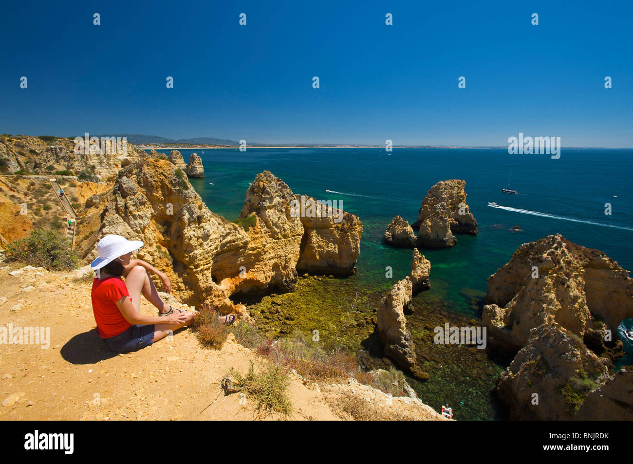 Algarve Portugal Frau Ponta da Piedade Lagos Klippe Rock Klippe felsigen felsigen felsiger felsigen Küste Felsen Küsten Felsenküste Stockfoto