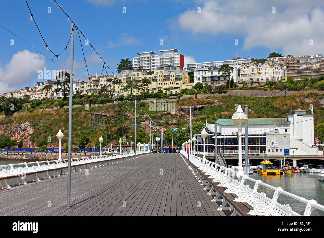 Blick von der Pier von den Klippen, Theater und Hotels im Urlaub Badeort Torquay Devon Stockfoto