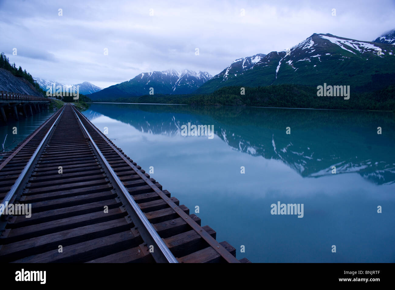 Vagt See Eisenbahnschienen und Berge der Chugach National Forest Alaska Stockfoto