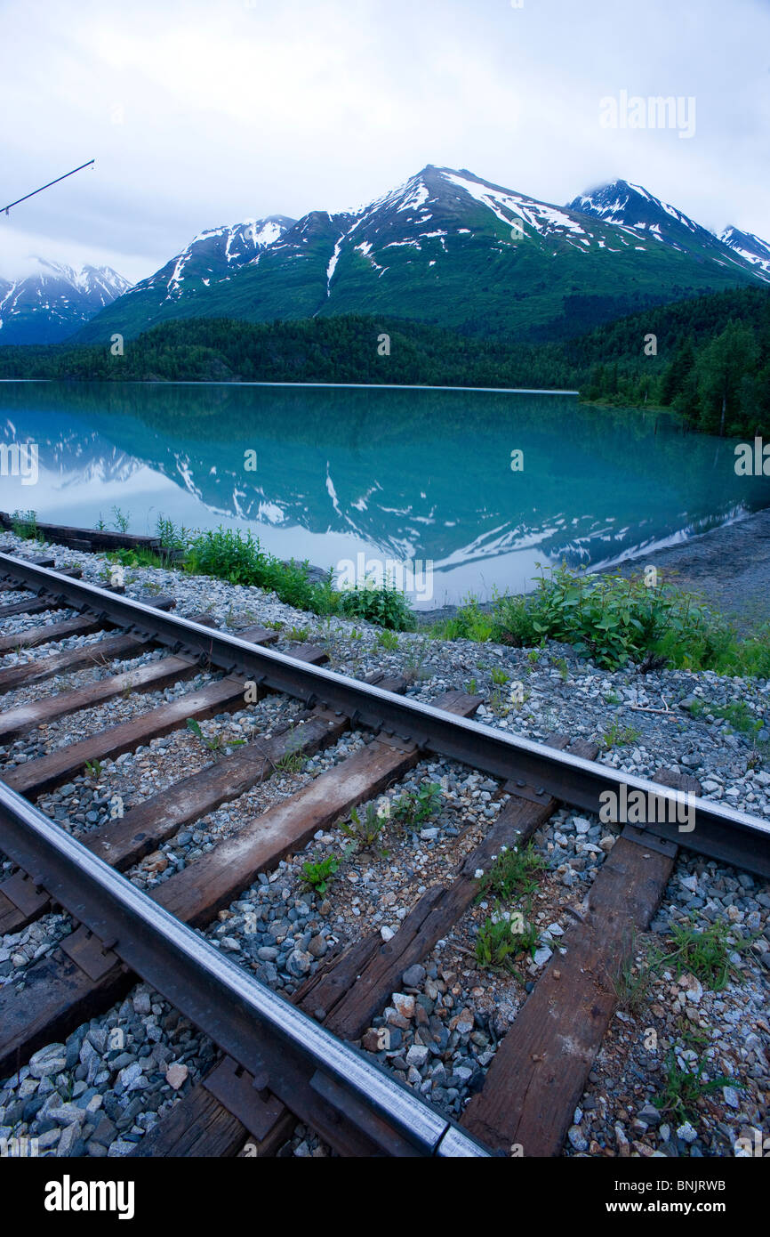 Vagt See Eisenbahnschienen und Berge der Chugach National Forest Alaska Stockfoto