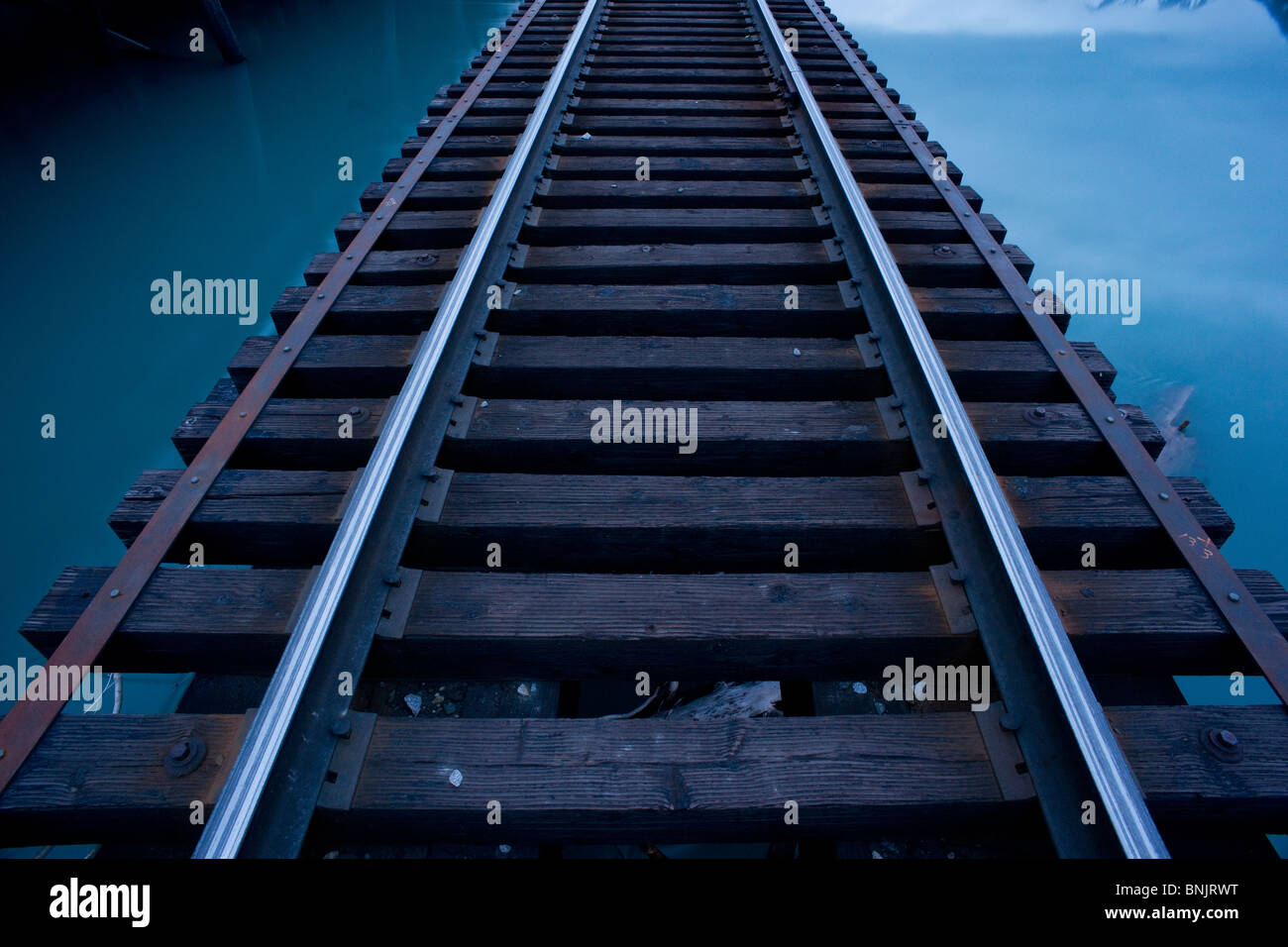 Vagt See Eisenbahnschienen und Berge der Chugach National Forest Alaska Stockfoto