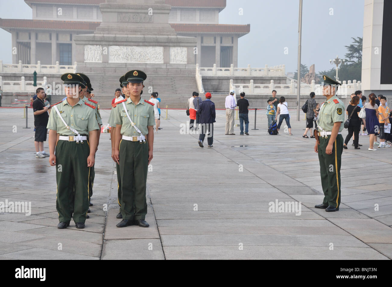 Die chinesischen Polizeikräfte ziehen vor dem Dienstantritt auf dem Tianamen-Platz in Peking, China, eine Parade durch Stockfoto