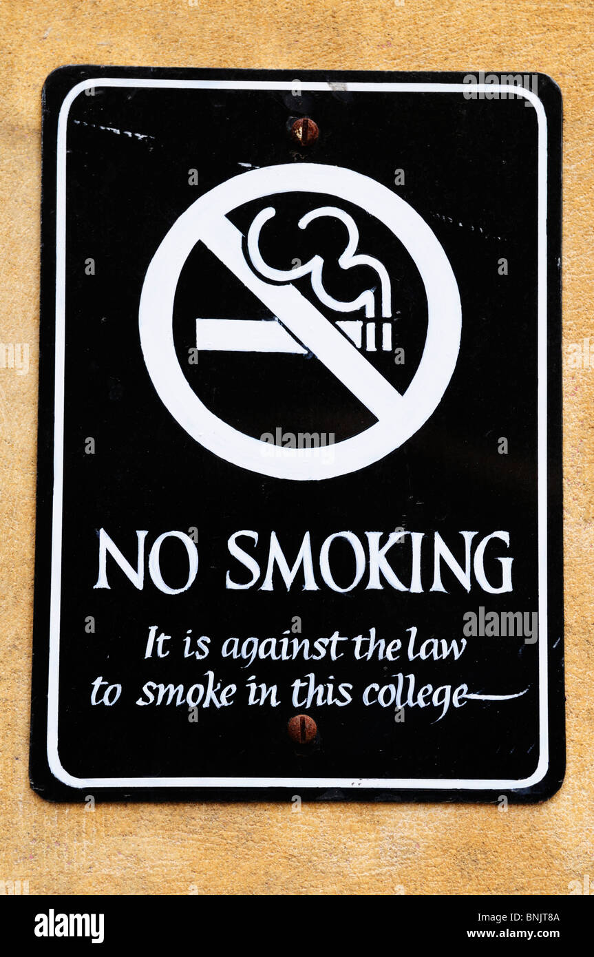 Kein Rauchen in diesem College anmelden Aushang am Kings College, Cambridge, England, UK Stockfoto