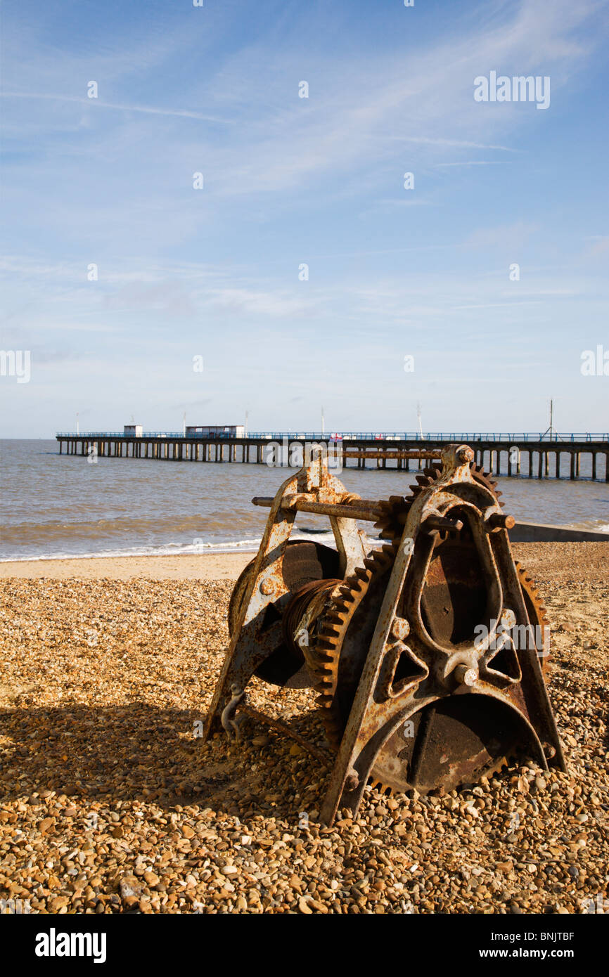 Ein altes Boot Winde und die Pier in Felixstowe, Suffolk, England. Stockfoto