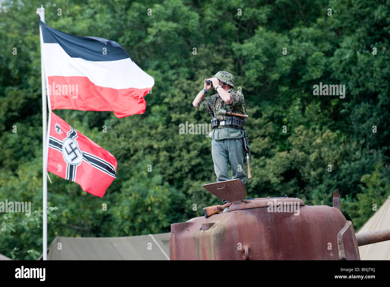 Besucher, jung und alt, schlendern Sie durch den Krieg und Frieden zu zeigen, die weltweit größte militärische spektakuläre Stockfoto