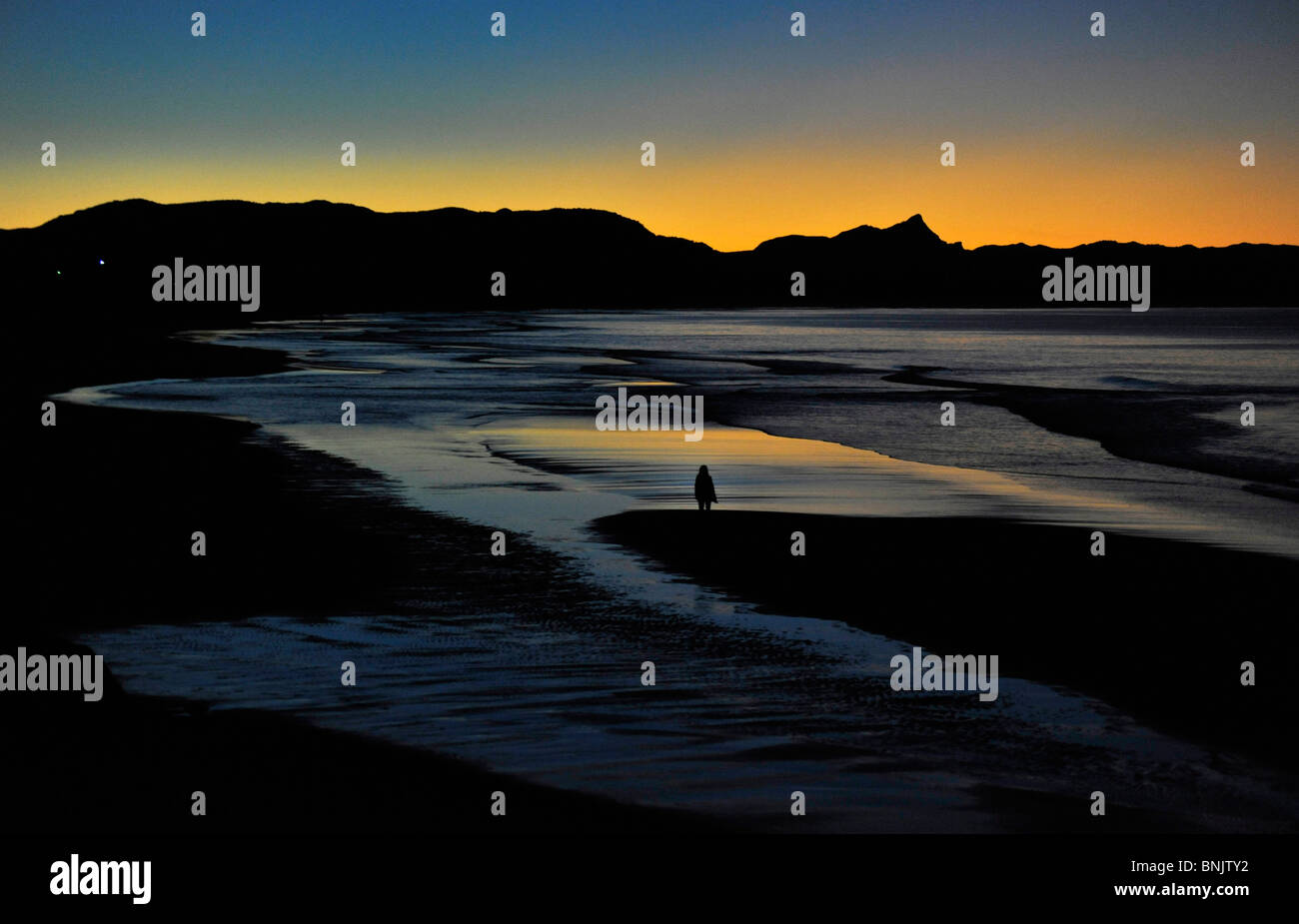Letzter Blick auf die Sonne am Belongil Byron Bay Stockfoto