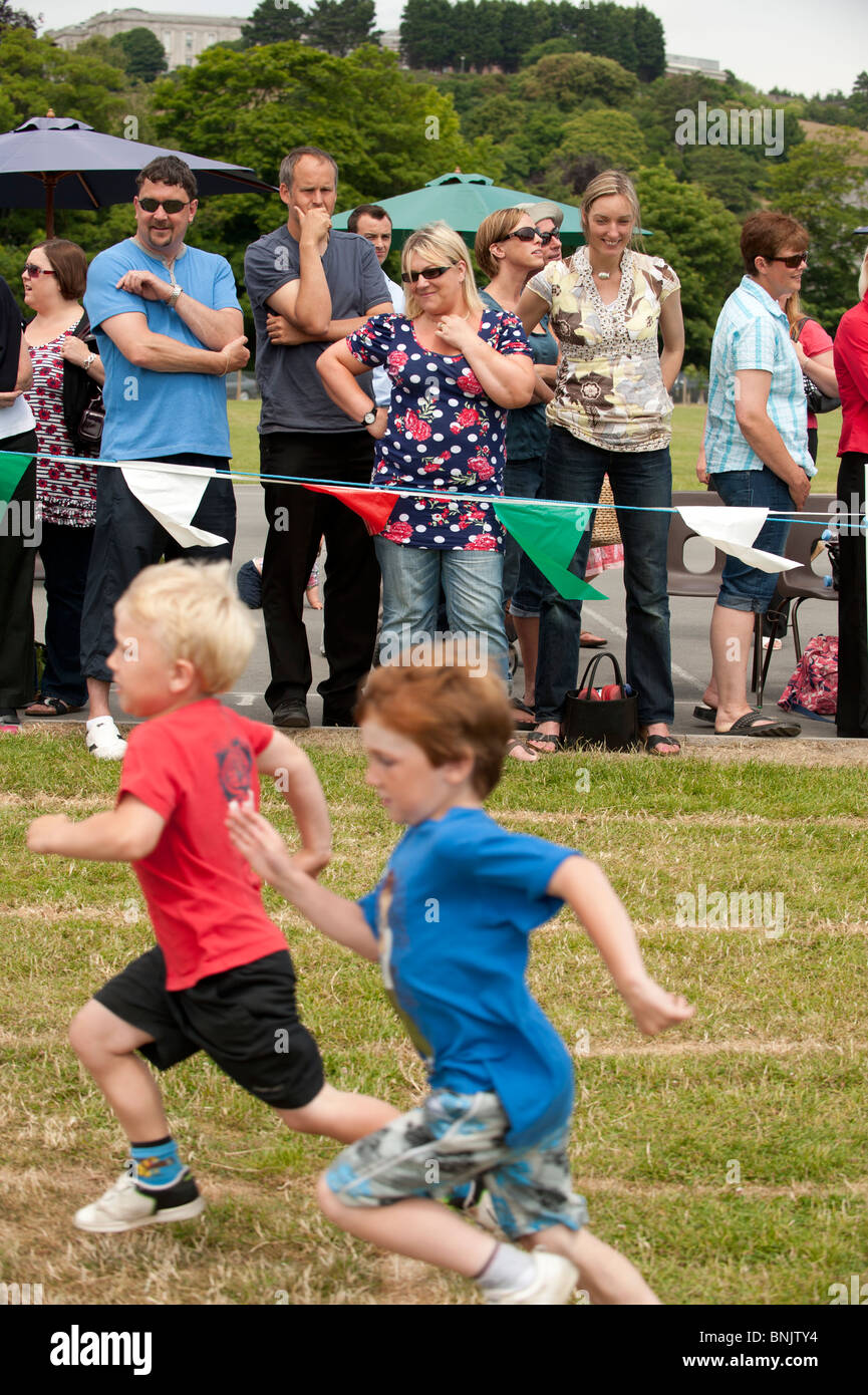 Eltern sehen ihre Kinder an einer Grundschule Sporttag, Aberystwyth, Wales UK konkurrieren Stockfoto