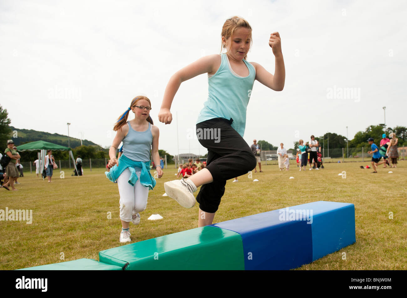 Zwei Kinder, die Teilnahme an einer Grundschule Sporttag, Aberystwyth, Wales UK Stockfoto