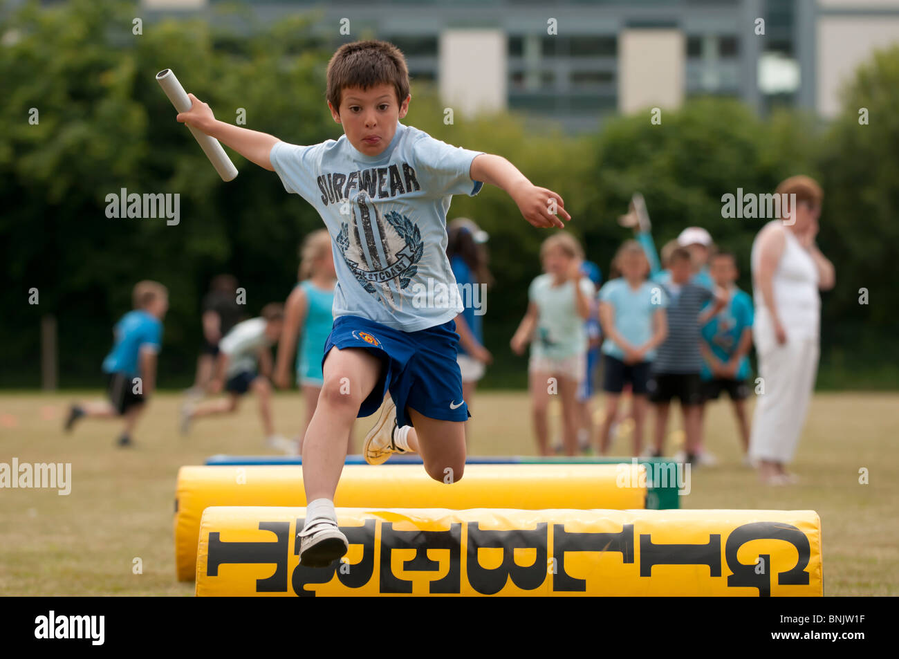 Kinder, die Teilnahme an einer Grundschule Sporttag, UK Stockfoto