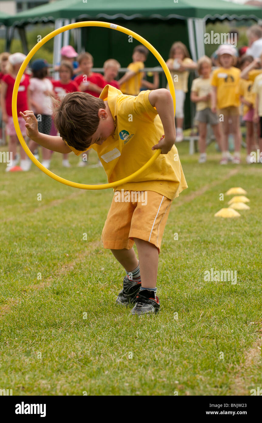Kinder, die Teilnahme an einer Grundschule Sporttag, Aberystwyth, Wales UK Stockfoto