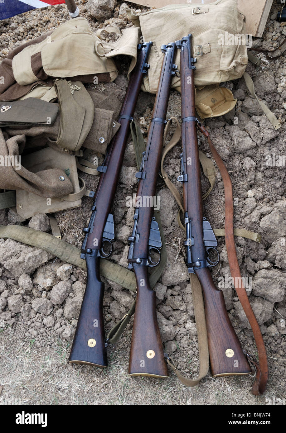 Lee-Enfield Gewehre an der Seite eines Grabens Stockfoto