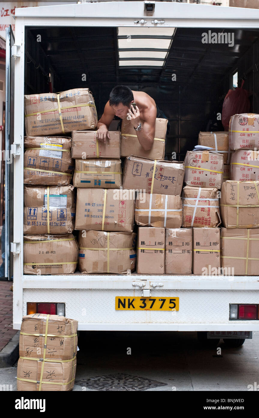 Hongkong, jeden Tag, was LKW von und nach China entladen und beladen mit traditionellen waren wie getrockneter Fisch Stockfoto