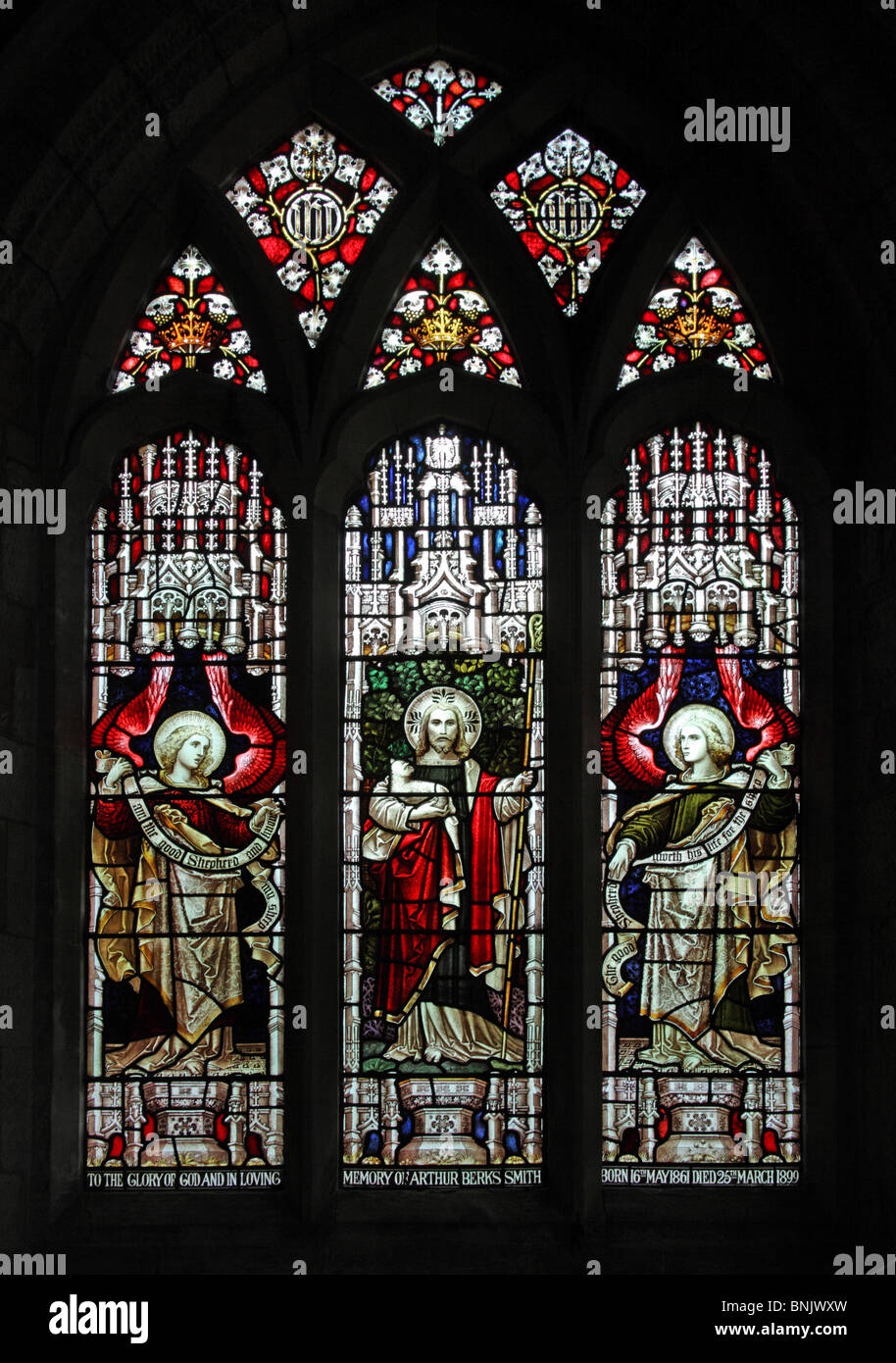 Ein Buntglasfenster, das Jesus den Guten Hirten darstellt, flankiert von zwei Engeln, Kirche des hl. Jakobus des Großen, Snitterfield. Künstler Edward Frampton Stockfoto