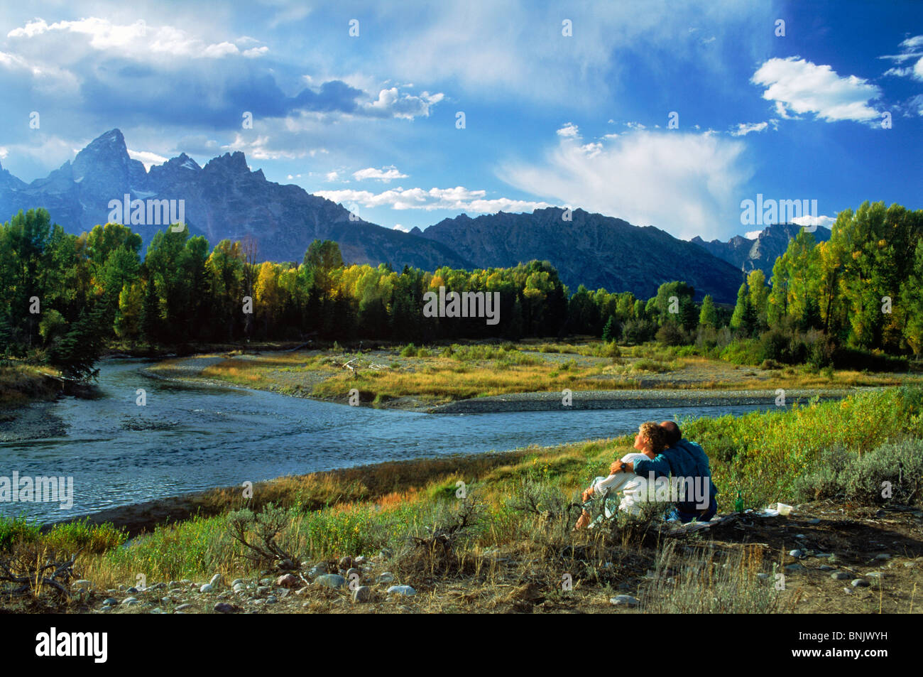Paar im Urlaub im Bergparadies am Snake River unterhalb Grand Teton in der Nähe von Jackson Hole, Wyoming Stockfoto