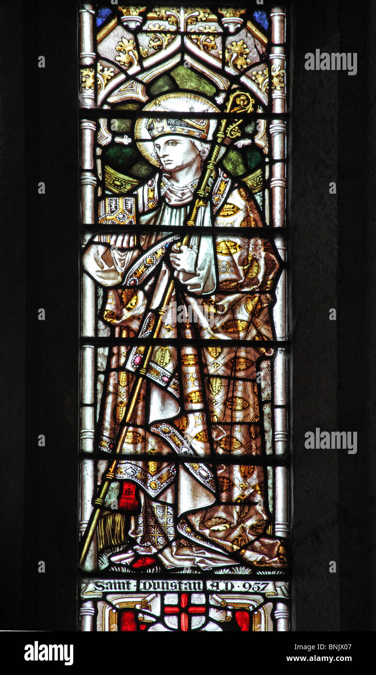Ein Buntglasfenster von Edward Frampton, das Saint Dunstan, Bischof von Worcester AD 957, Pfarrkirche St. James der große, Snitterfield darstellt Stockfoto