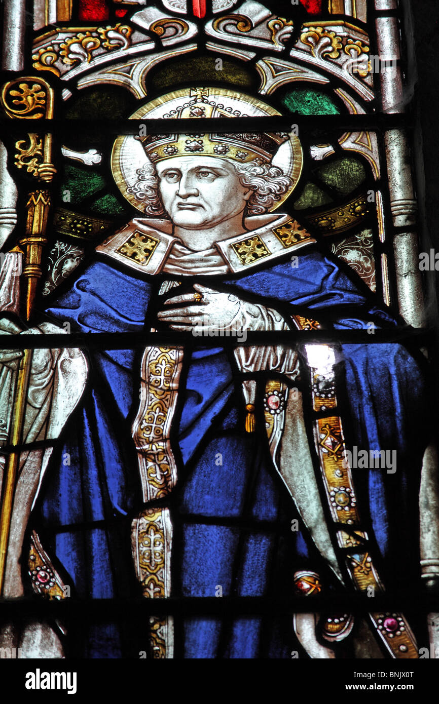 Ein Buntglasfenster von Edward Frampton, in dem der heilige Wolstan, Bischof von Worcester AD1062, die Pfarrkirche des heiligen Jakobus des Großen, Snitterfield, dargestellt ist Stockfoto