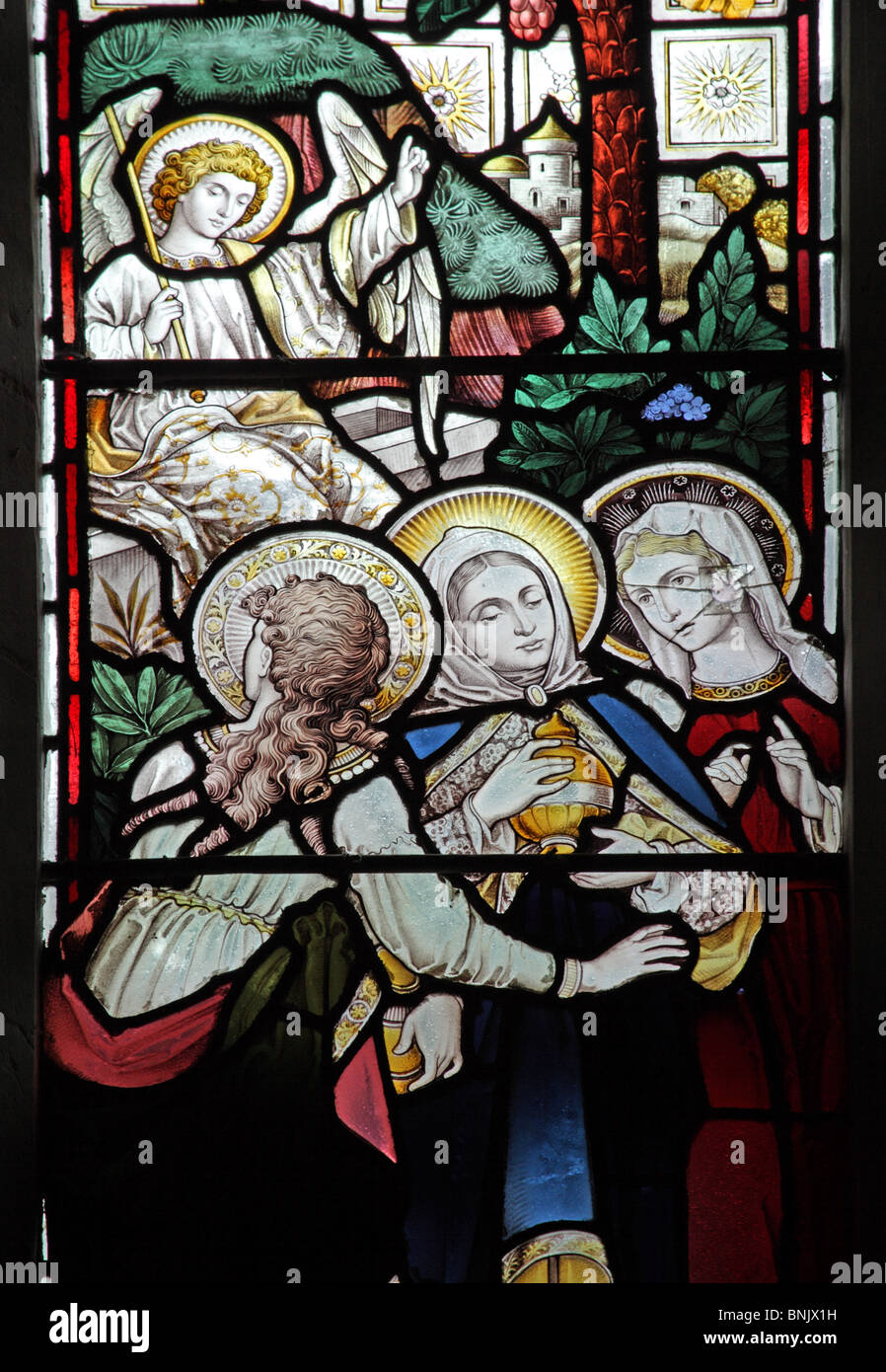 Ein Glasfenster, die Darstellung der drei Marien und ein Engel an die Auferstehung Jesu Stockfoto