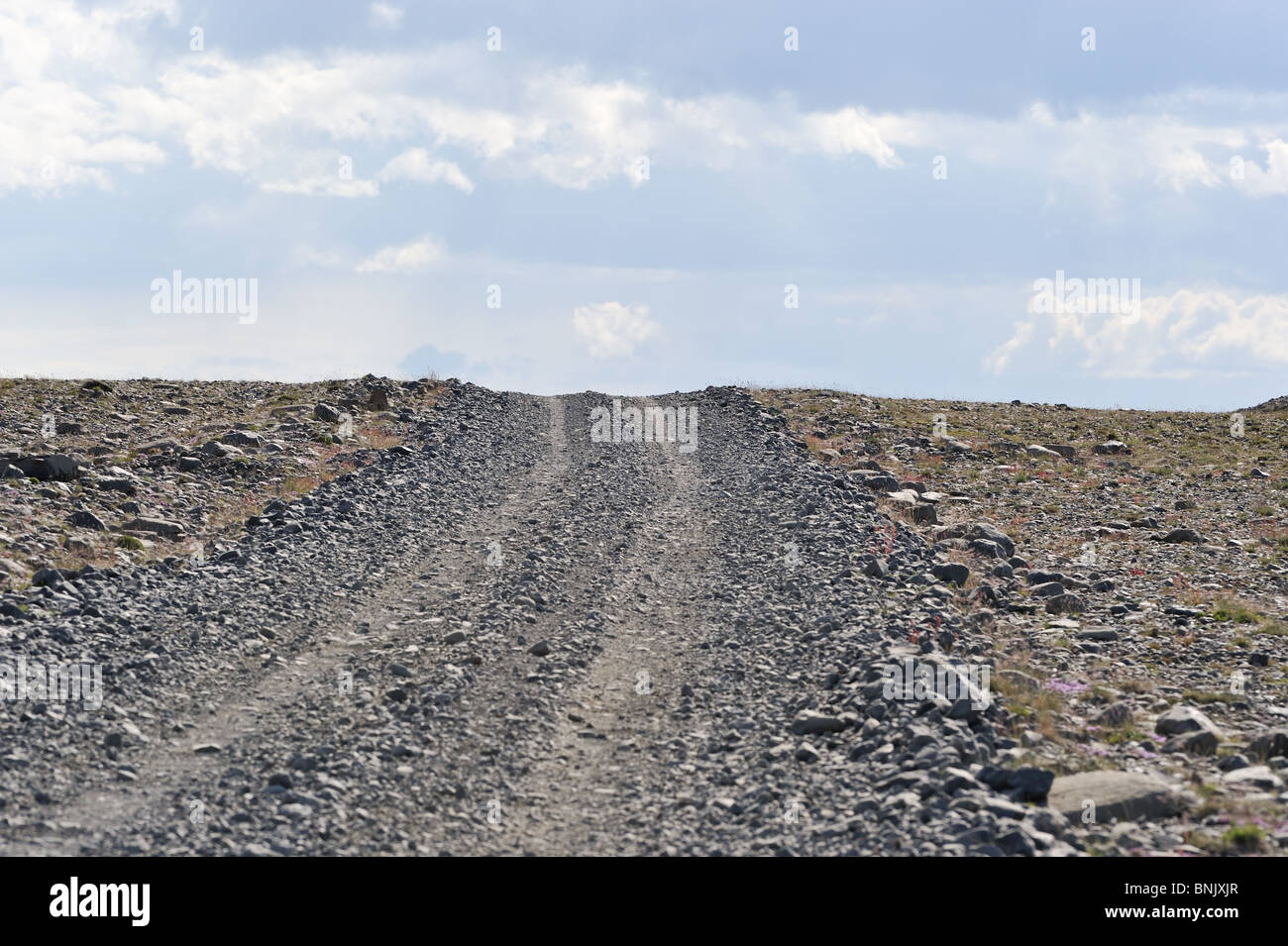 Schotterstraße in Südisland, hellen Himmel mit Wolken, harter Blick Stockfoto