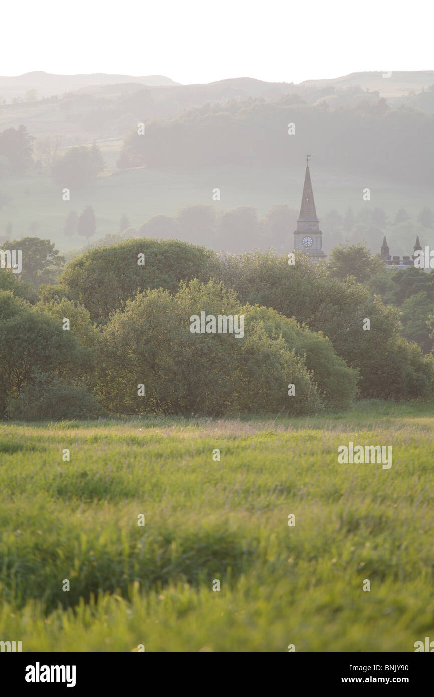 Kirchtürme in der Abenddämmerung, Lochwinnoch, Renfrewshire, Schottland, Großbritannien Stockfoto