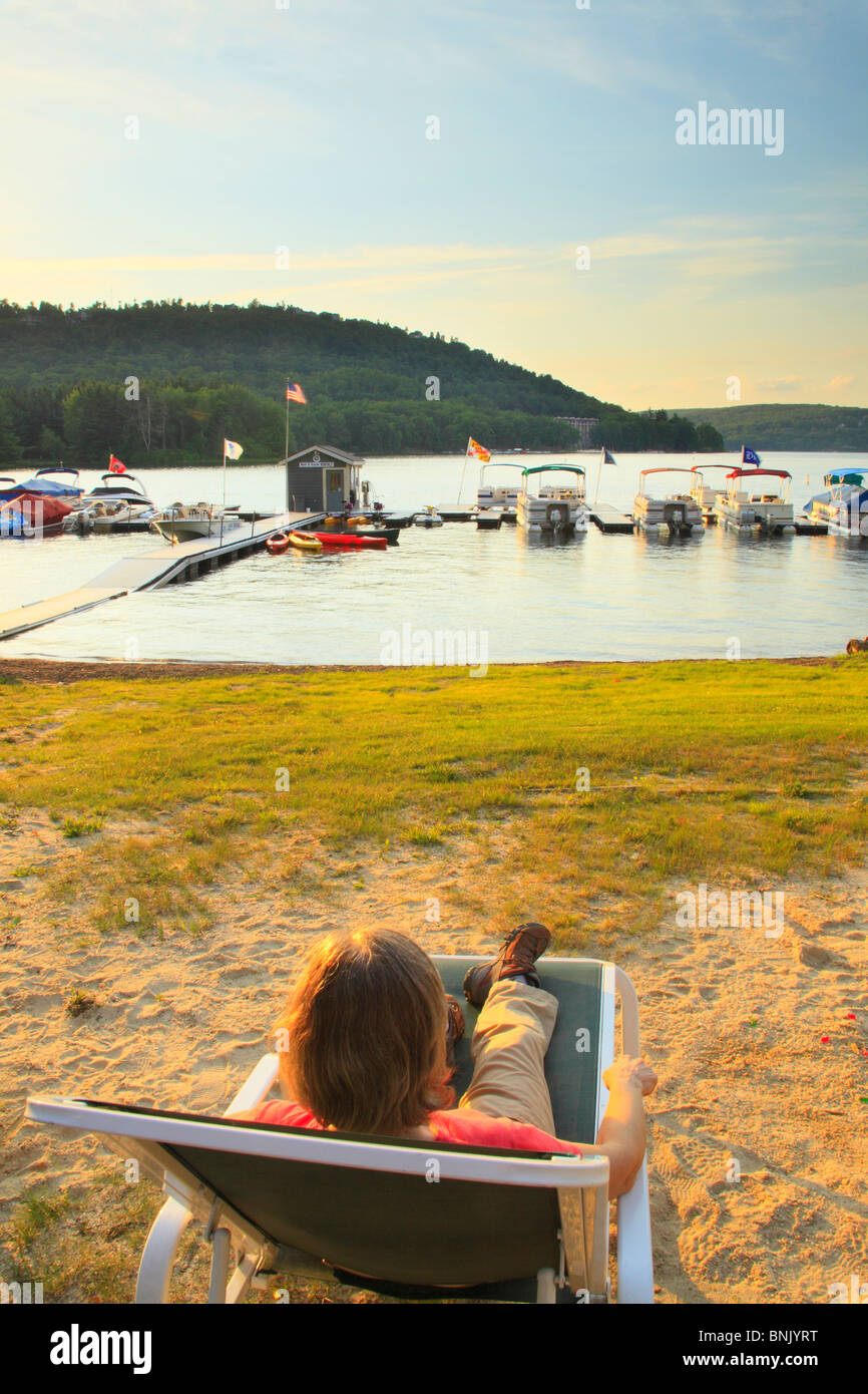 Besucher beobachtet den Sonnenuntergang am Strand von Silber Baum Marina auf Deep Creek Lake, Thayerville, Maryland, USA Stockfoto