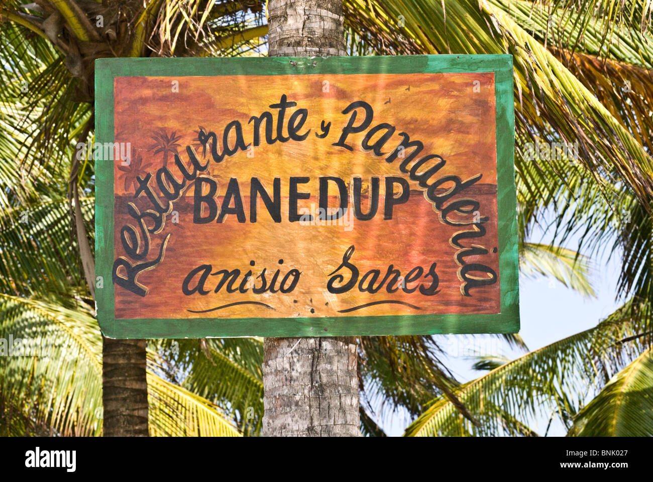 Wegweiser auf eine Kokospalme auf der idyllischen Insel Banedup in Osten Lemmon Cays, Kuna Yala genagelt Stockfoto