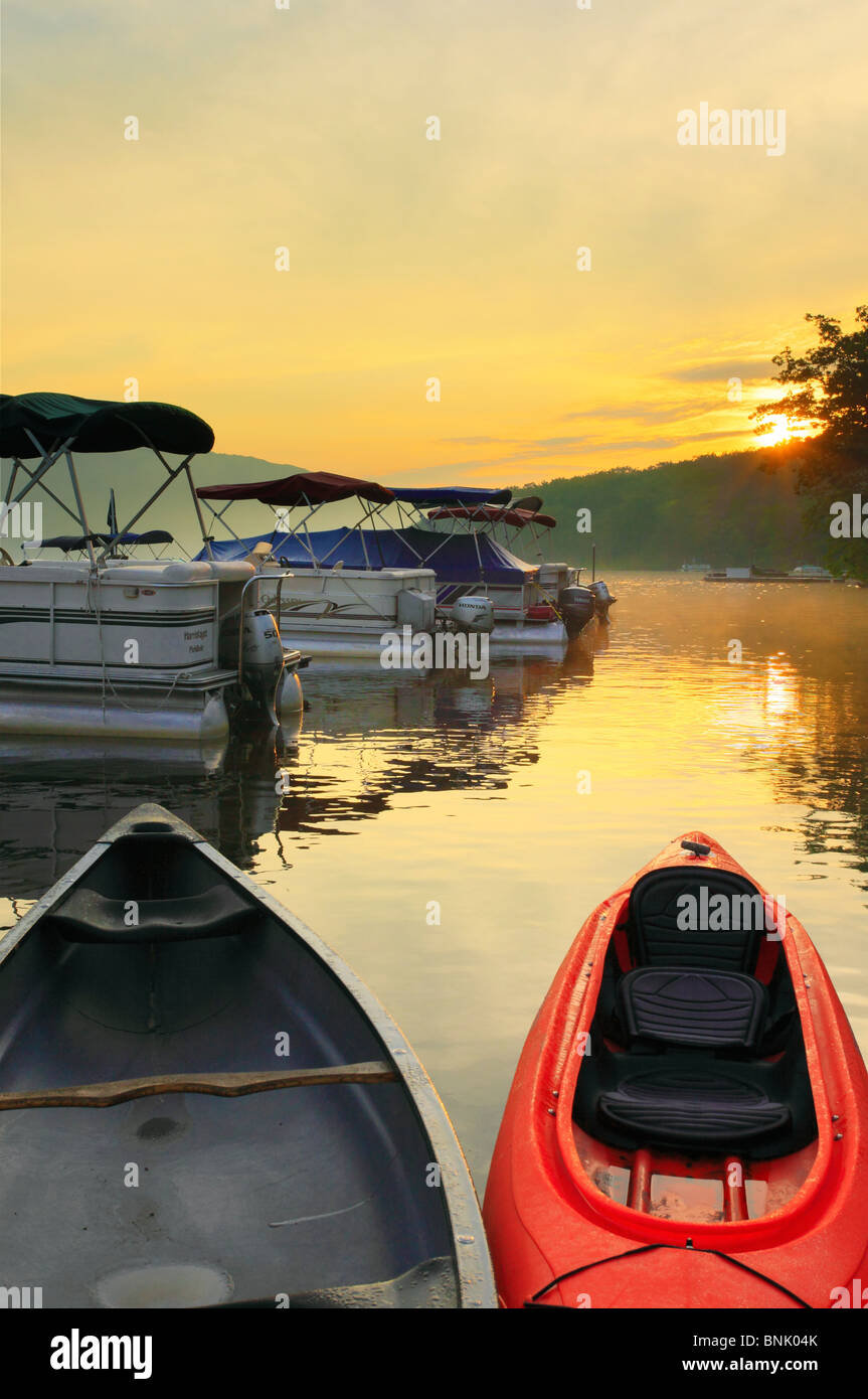 Sonnenaufgang am silbernen Baum Marina auf Deep Creek Lake, Thayerville, Maryland, USA Stockfoto