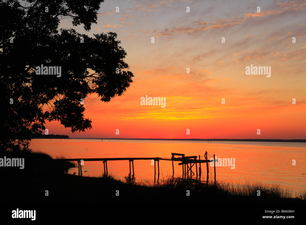 Sonnenuntergang über Bogue Sound, Country Club of Crystal Coast, Atlantic Beach, North Carolina, USA Stockfoto
