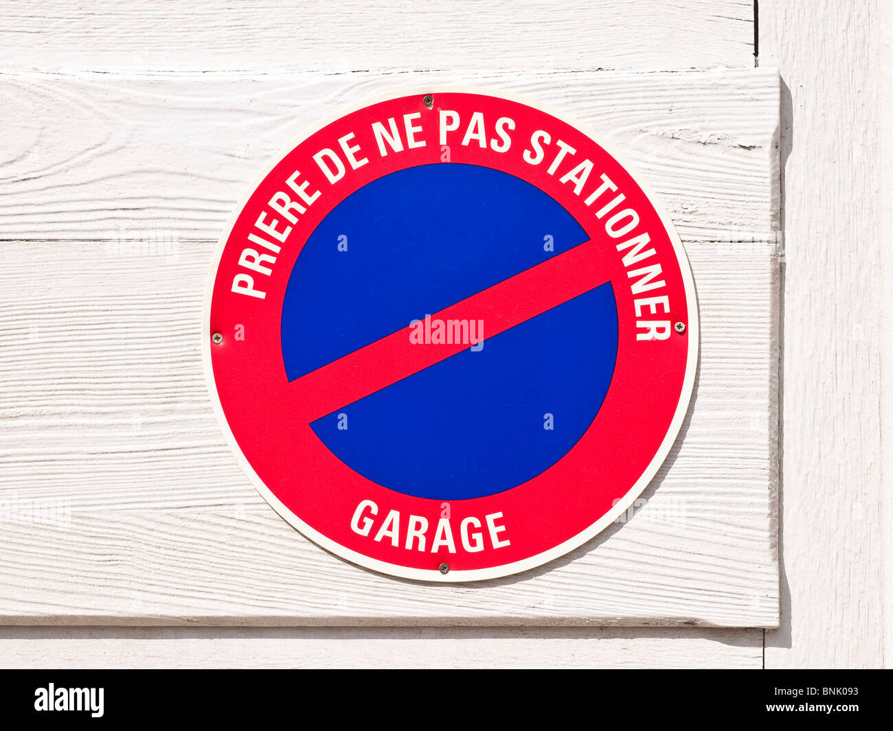 Französische kein Parkplatz / garage Warnzeichen. Stockfoto