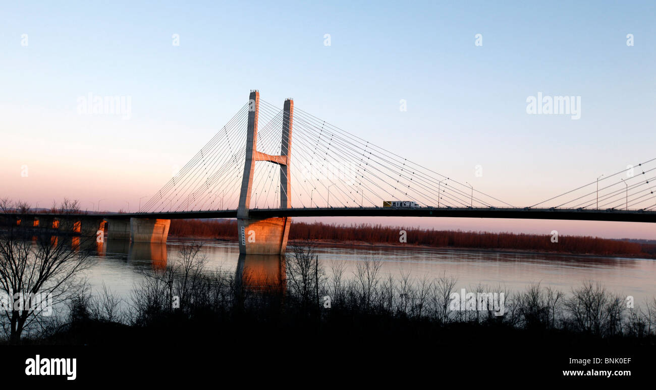 Blick bei Dämmerung auf die Bill Emerson Memorial Bridge in Cape Girardeau, Missouri, die den Mississippi River überspannt. Stockfoto