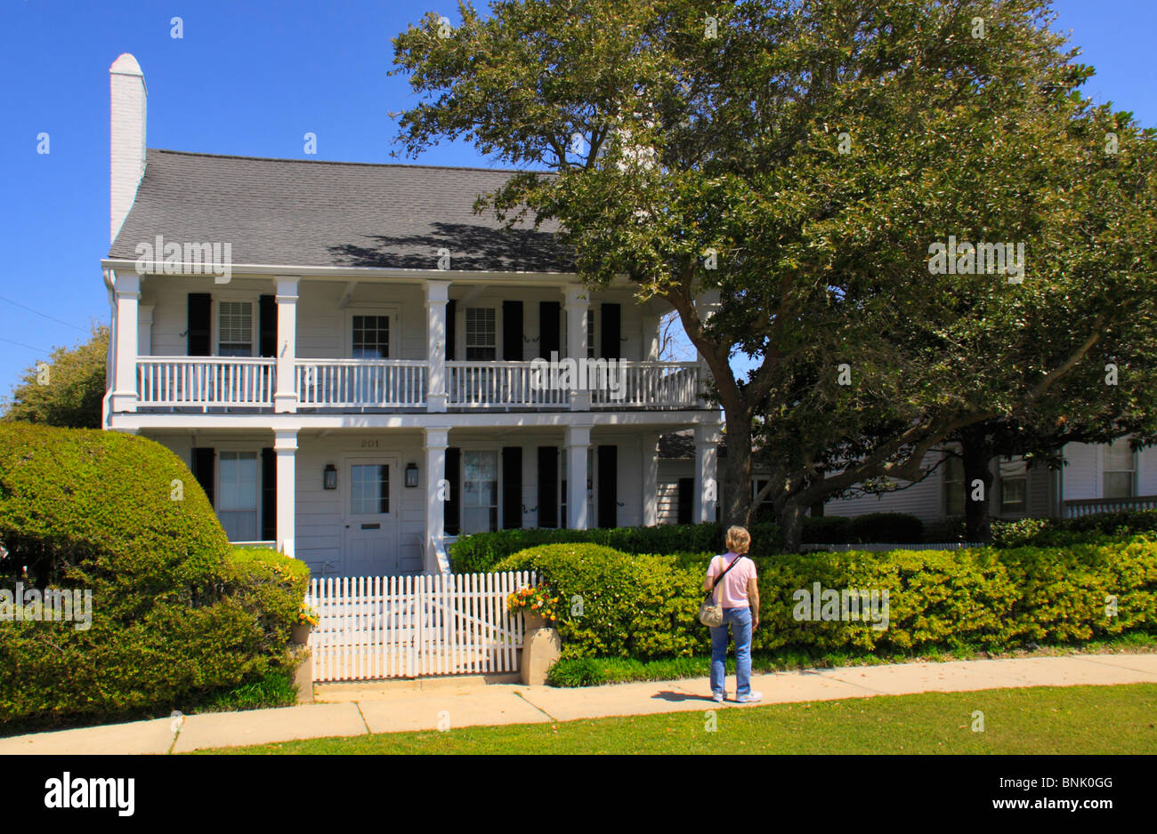 Ein Tourist bewundert ein historisches Haus in Beaufort, North Carolina, USA Stockfoto