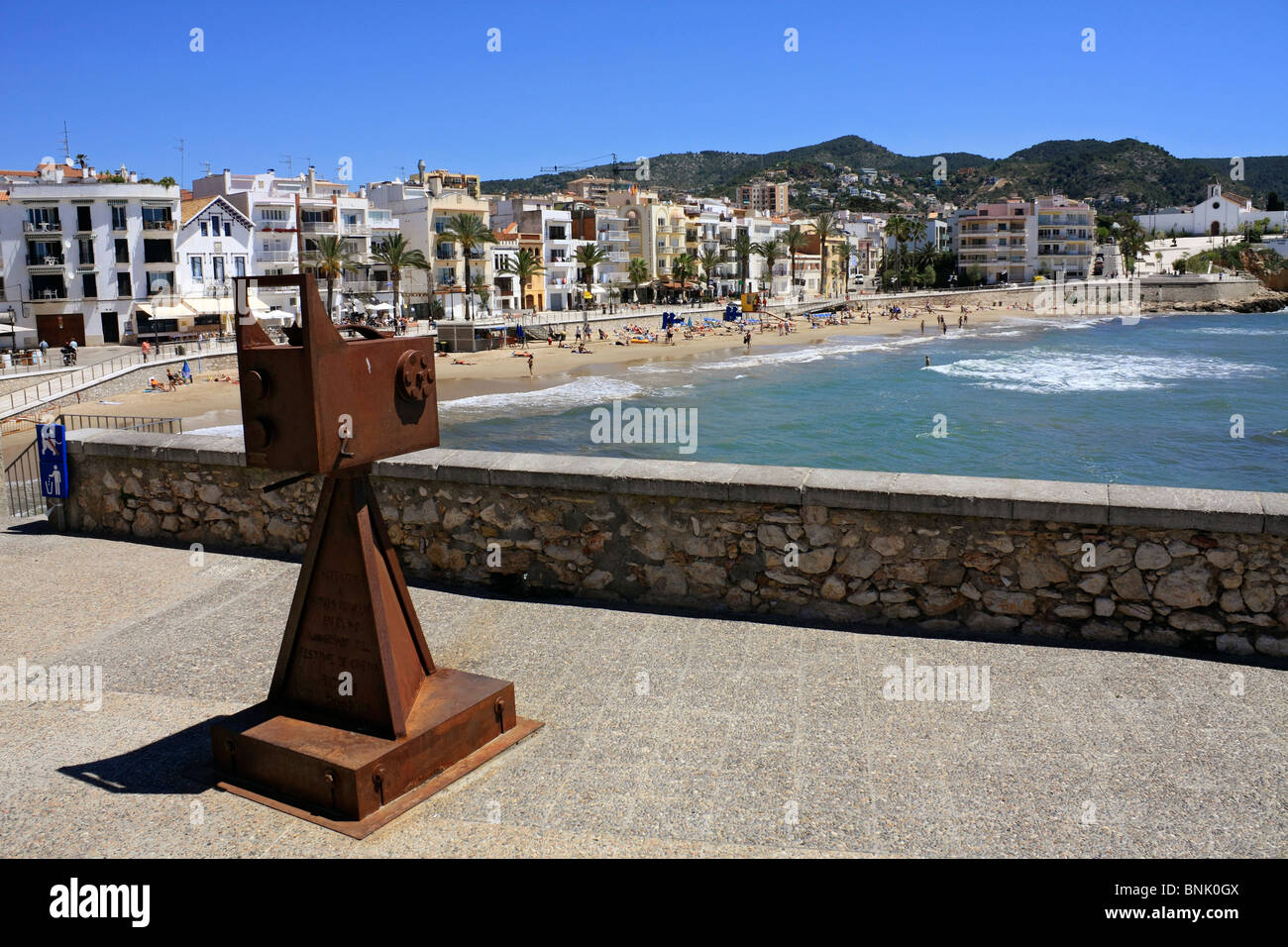 Skulptur der Filmkamera für Filmfestival jährlich in den mediterranen Badeort Sitges, Katalonien, Spanien Stockfoto