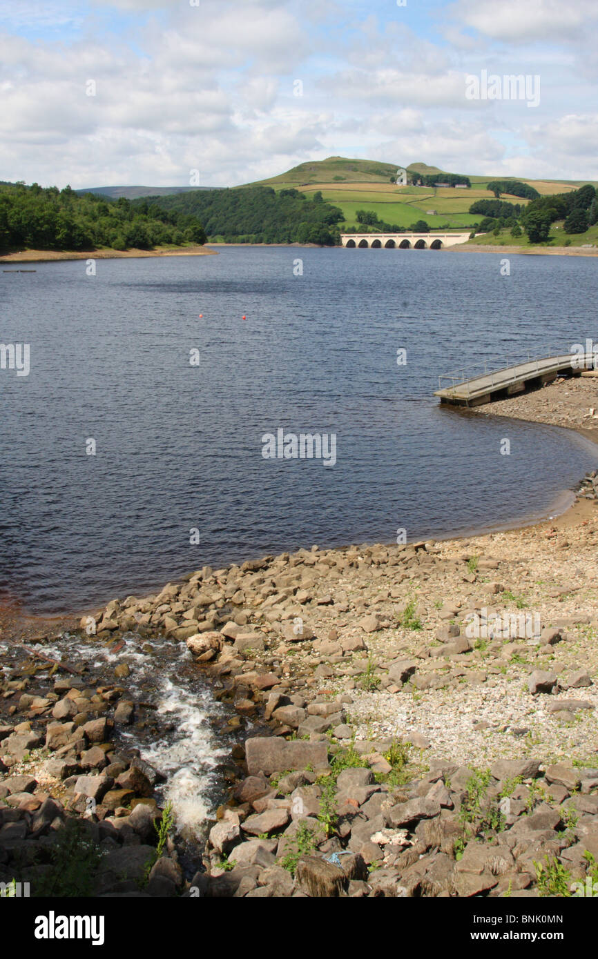 Niedrigwasser an der Ladybower Vorratsbehälter, Peak District National Park, Derbyshire, England, Vereinigtes Königreich Stockfoto