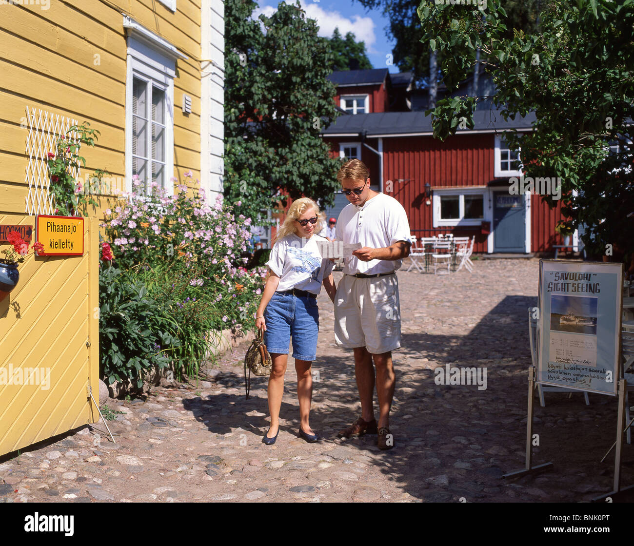 Paar lesen Karte, Altstadt, Porvoo, Südfinnland, Finnland Stockfoto