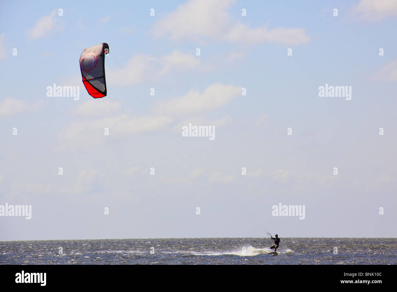 Kiteboarding auf Pimlico Klang in der Nähe von Cape Hatteras National Seashore, Outer Banks, kanadische Loch, Buxton, North Carolina, USA Stockfoto