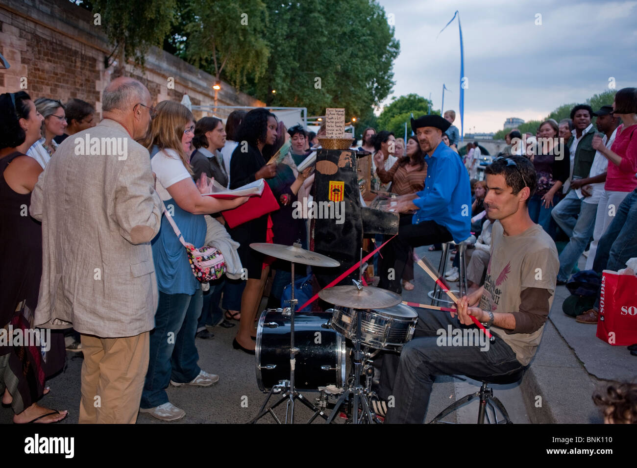 Paris, Frankreich, Menschenmenge beim Musikfestival, öffentliche Veranstaltungen, Musiker spielen auf der seine plage in Paris Plages. Vielfältige Menschenmenge europa frankreich Stockfoto