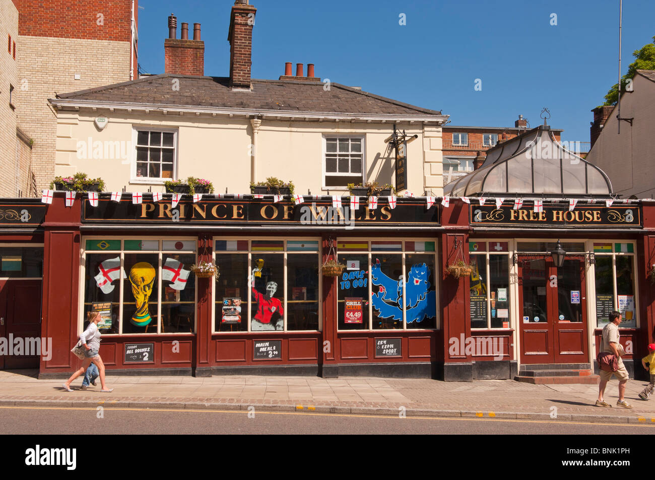Der Prinz von Wales-frei Haus-Kneipe mit Fußball World Cup Dekorationen in Norwich, Norfolk, England, Großbritannien, Uk Stockfoto