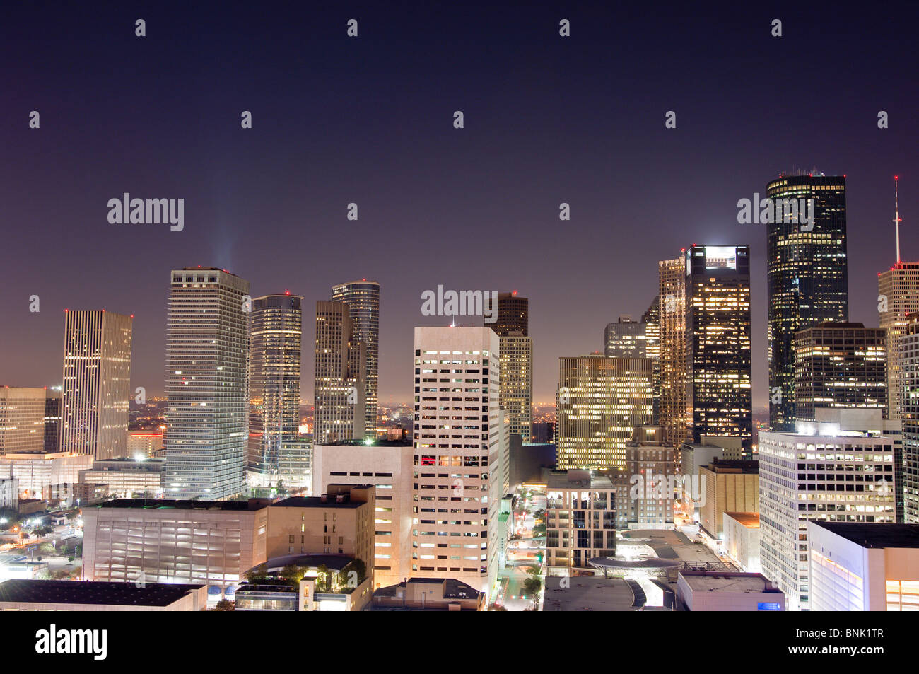 Texas, Houston. Nächtliche Skyline mit Hochhäusern in der Innenstadt. Stockfoto