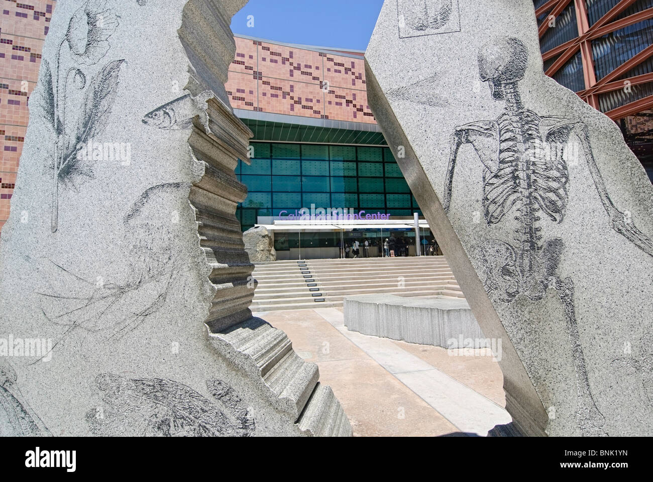 Vor dem Eingang des California Science Center in Los Angeles. Stockfoto