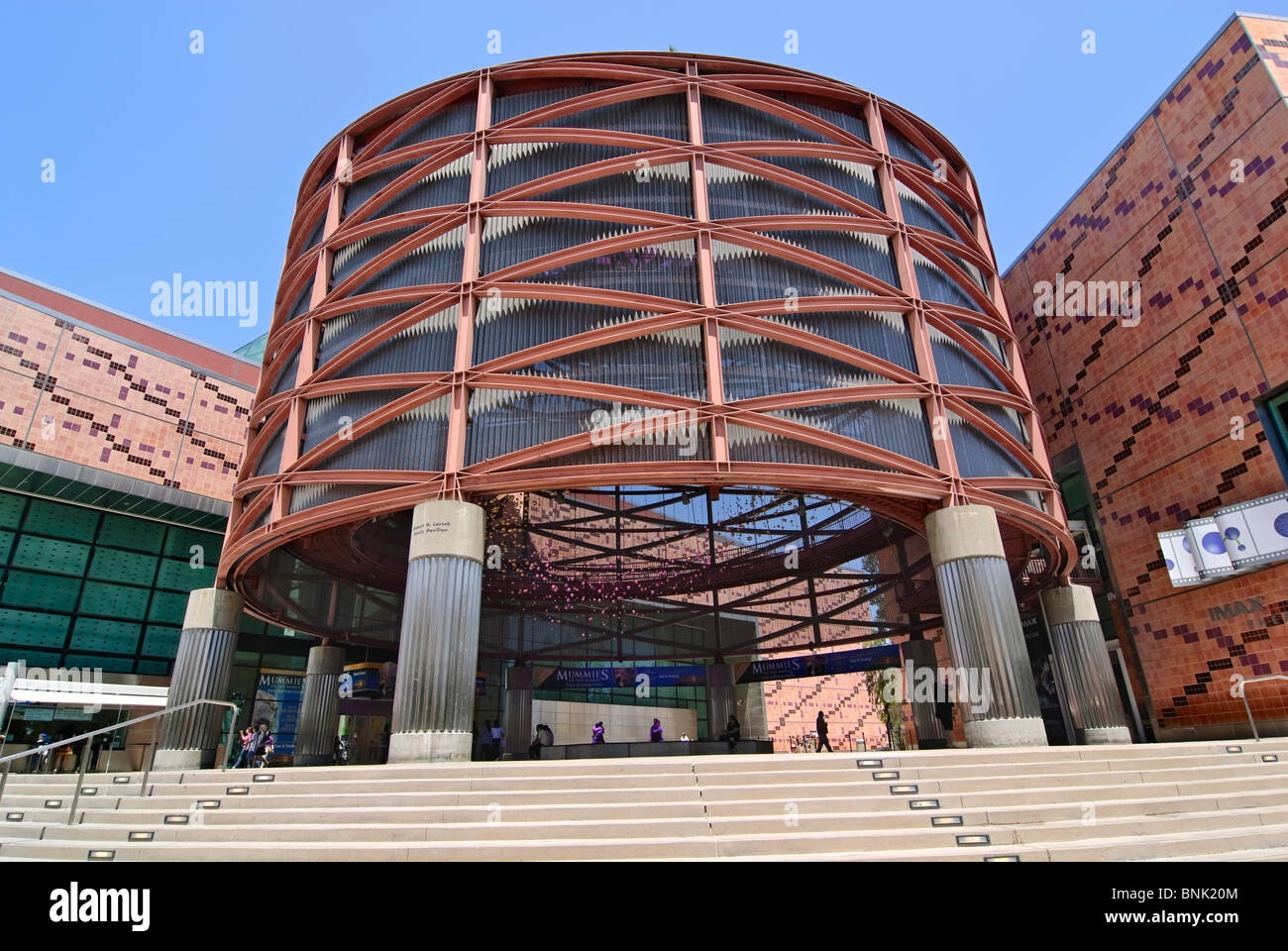 Vor dem Eingang des California Science Center in Los Angeles. Stockfoto