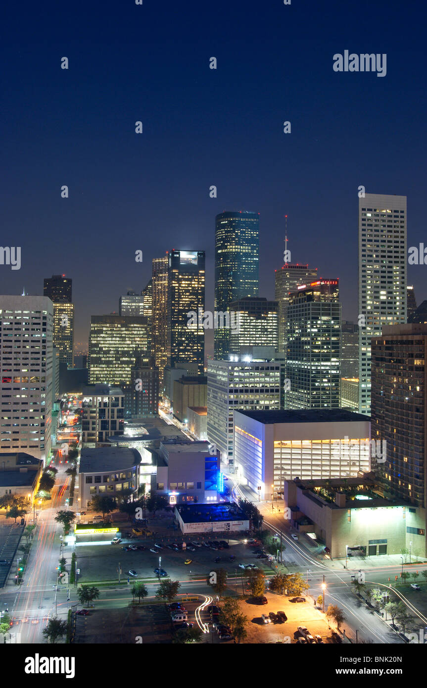 Texas, Houston. Nächtliche Skyline mit Hochhäusern in der Innenstadt. Stockfoto