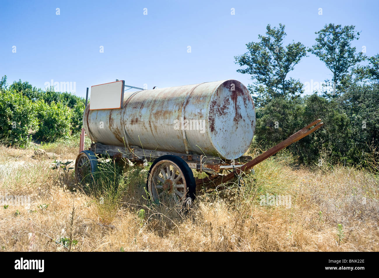 Eine antiquierte gezogene Wasser Pferdewagen in einer ländlichen Gegend während des Tages. Stockfoto