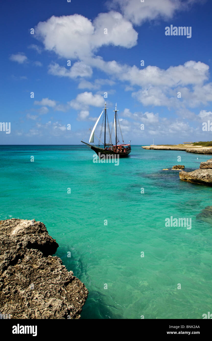 Piratenschiff der Karibik im grünen, blauen Wasser von Aruba Stockfoto