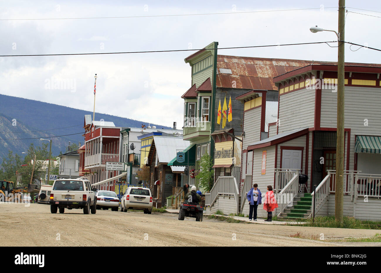 Stadtstraße in Dawson City, Yukon Territorium, Kanada. Altbauten und unbefestigte Straßen. Stockfoto