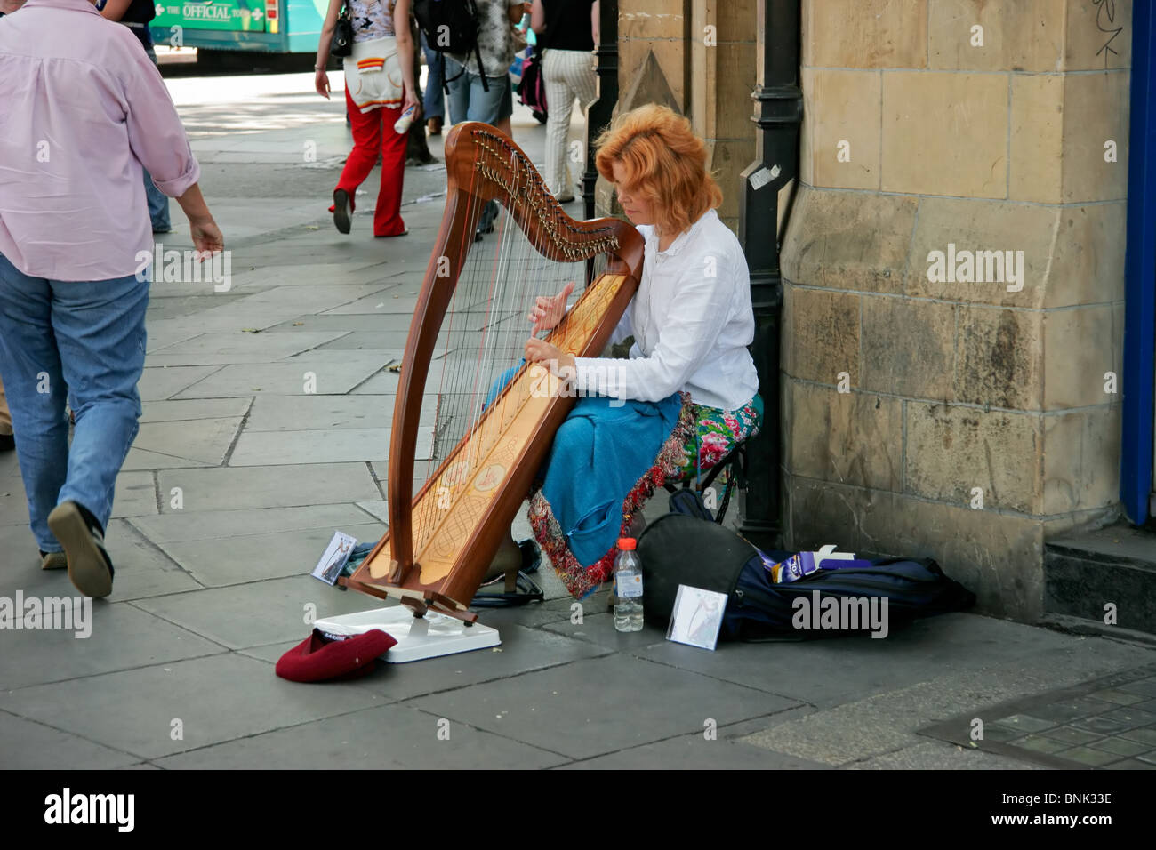 Harfenistin Brenda Malloy als Straßenmusikant außerhalb Trinity College, Dublin, Irland Stockfoto
