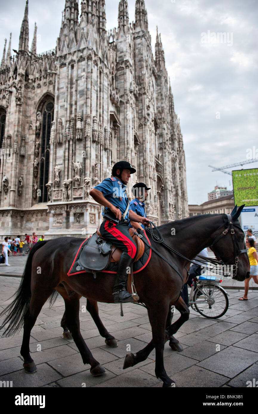 Zwei montiert Polizei Offficers patrouillieren in Piazza del Duomo Mailand Italien Stockfoto