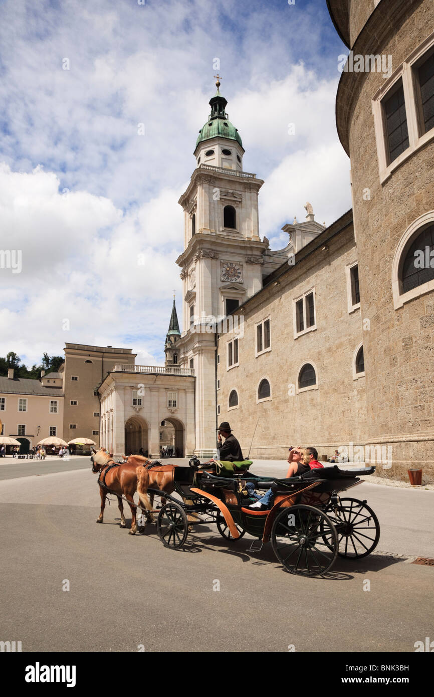 Kapitelplatz, Salzburg, Österreich. Touristen auf Pferd Kutsche Stadtrundfahrt im historischen Platz von Dom Dom gezogen Stockfoto