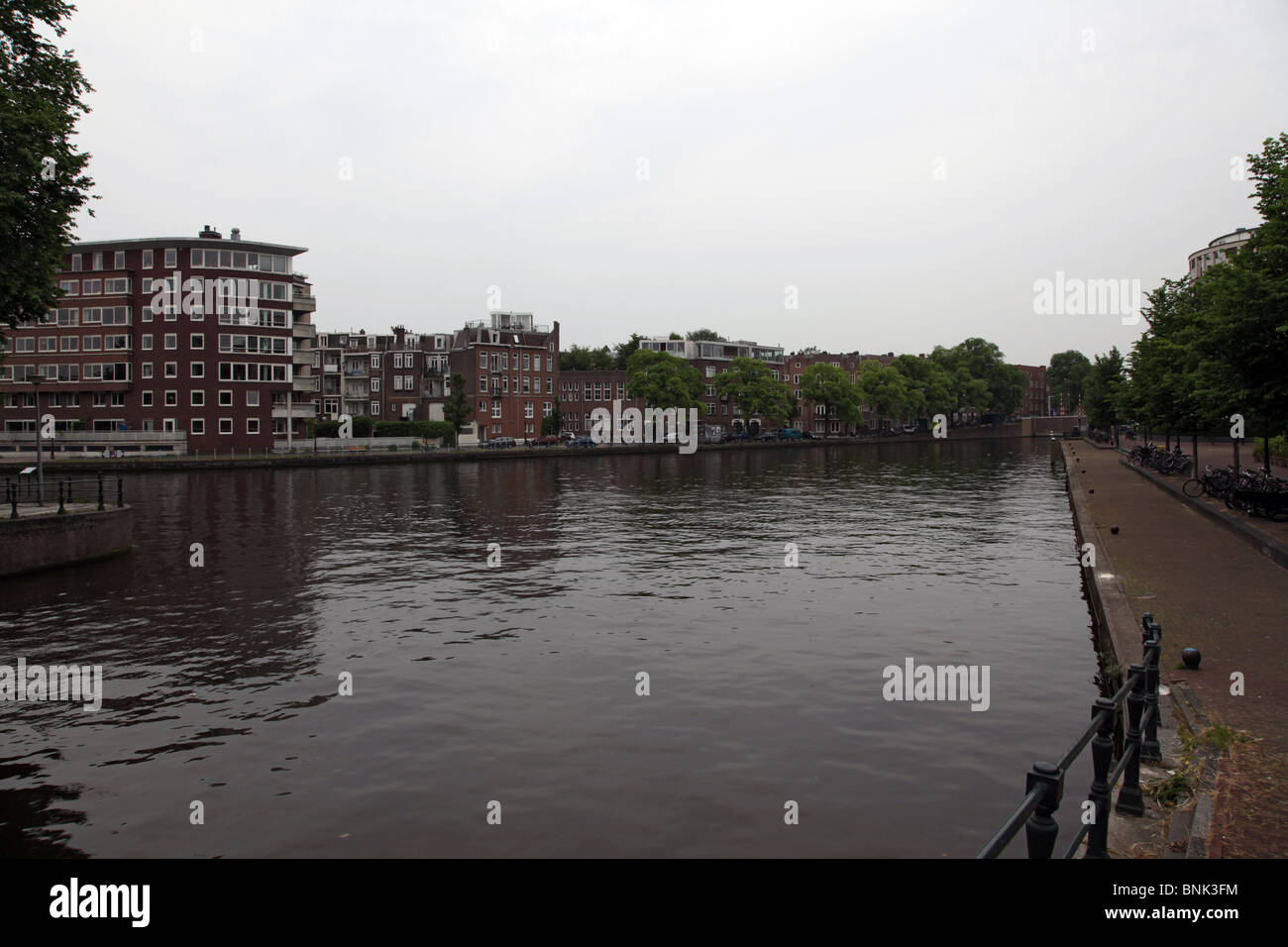 Blick auf die Gebäude am Canalside-Ufer der Jacob Catskade, Amsterdam Stockfoto