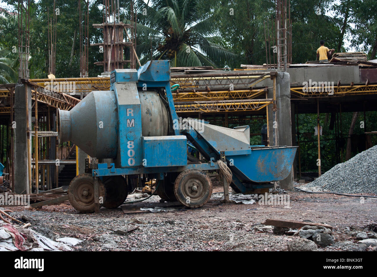 Betonmischer-Maschine mit Rädern auf einer Baustelle Stockfoto